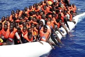 Chuyến bay đầu tiên đưa người di cư từ Libya tới Italia