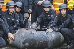 Tháo gỡ thành công quả bom 450 kg ở Hồng Kông