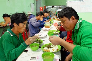 Lo cơm trưa giúp người nghèo vùng biên