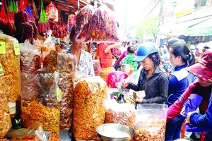 Hàng chợ thành thực phẩm “nhà làm”