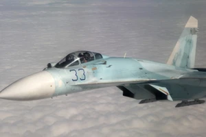 Tiêm kích Su-27 của Nga chặn máy bay do thám Mỹ 