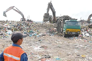 Chôn lấp rác tại bãi rác Phước Hiệp huyện Củ Chi. Nguồn: T.L