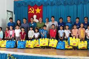 Tặng quà học sinh nghèo huyện Giồng Trôm, tỉnh Bến Tre