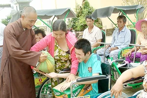 Tặng 25 xe lăn cho người khuyết tật