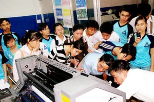 Sinh viên Trường ĐH Sư phạm Kỹ thuật TPHCM trong buổi thực tập với các thiết bị in. Ảnh minh họa: T.Minh