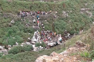 Hiện trường vụ tai nạn xe buýt rơi xuống vực núi ở Uttarakhand, Ấn Độ. Ảnh: Indianexpress