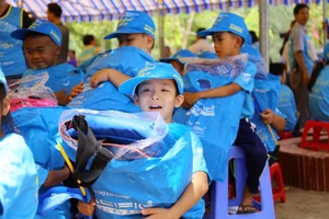 Chương trình Caravan Thư viện 2030 tặng quà cho các em học sinh tiểu học
