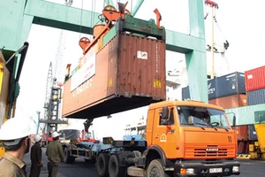 Công khai giá dịch vụ bốc xếp hàng hóa tại các cảng