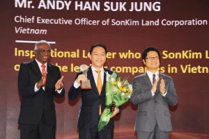 Ông Andy Han Suk Jung - Tổng Giám đốc SonKim Land được vinh danh tại The Asia HRD Awards 2018.