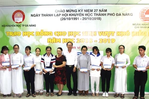 Bà Vũ Kim Dung - Giám đốc KV miền Trung & Tây Nguyên trao học bổng  cho các em học sinh vượt khó học giỏi