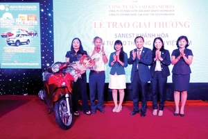 Trao thưởng khách hàng trúng giải Sanest Khánh Hòa - Niềm tự hào thương hiệu Việt Nam tại Phú Yên