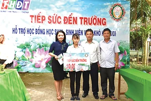 Công ty TNHH MTV Xổ số kiến thiết Đồng Tháp trao học bổng “Tiếp sức đến trường” tại huyện Hồng Ngự