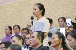 Cử tri quận 2 kiến nghị trong buổi tiếp xúc cử tri của Bí thư Thành ủy TPHCM Nguyễn Thiện Nhân, ngày 20-6-2018. Ảnh: VIỆT DŨNG