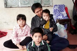 Vợ mất đi, để lại gánh nặng kinh tế, nuôi 3 con nhỏ cho anh Phạm Quốc Việt. Ảnh: DÂN VIỆT 