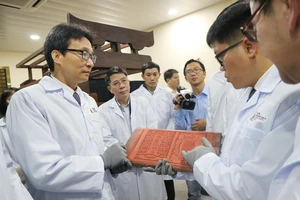 Phó Thủ tướng Vũ Đức Đam kiểm tra công tác lưu trữ Mộc bản triều Nguyễn