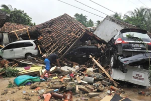 Sóng thần bất ngờ xảy ra ở Indonesia, gần 1.000 người thương vong