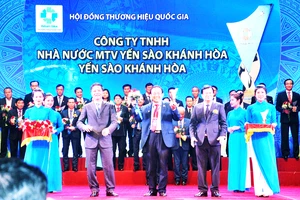 Ông Lê Hữu Hoàng - Chủ tịch Hội đồng thành viên Công ty TNHH Nhà nước MTV Yến sào Khánh Hòa nhận giải thưởng