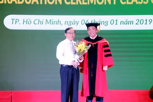 PGS.TS Hồ Thanh Phong – Hiệu trưởng ĐH HIU và PGS.TS Nguyễn Thanh Hùng – Giám đốc Bệnh viện Nhi Đồng 1