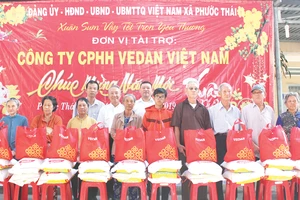 Ông Hsieh Jau Hwang - Trưởng sách lược Vedan Việt Nam (người đứng thứ 2 từ trái qua) trao quà tết cho bà con xã Phước Thái, huyện Long Thành