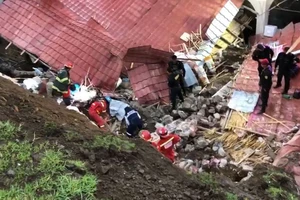 Lực lượng cứu hộ tại hiện trường khách sạn Alhambra bị sập do lở đất ở Abancay, Peru, ngày 27-1-2019. Ảnh; INDECI ​