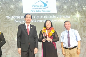 Bà Cao Thị Tuyết Lan - Giám đốc điều hành Công ty Du lịch và Sự kiện Việt - Viettours, nhận giải “Thương hiệu Vàng” - thương hiệu du lịch được bình chọn 12 năm liên tục