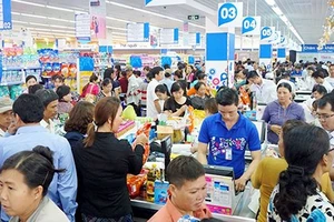 Người dân mua sắm tết tại hệ thống siêu thị Co.opmart