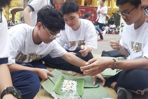Học sinh Trường THPT Trưng Vương (quận 1) tham gia thi gói bánh chưng dành tặng trẻ em nghèo