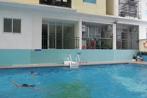 Diện tích phụ trợ hồ bơi đã bị chuyển thành căn hộ cao ốc Lucky Apartment (quận Tân Phú) của Công ty cổ phần Đầu tư và phát triển địa ốc Khang Gia. Ảnh tư liệu