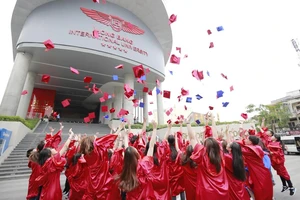 Sinh viên Trường Đại học Quốc tế Hồng Bàng trong lễ tốt nghiệp