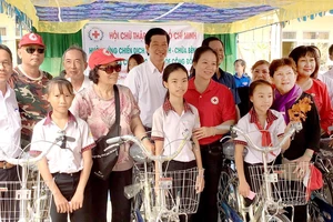 Đoàn thầy thuốc tình nguyện tặng xe đạp cho học sinh nghèo 