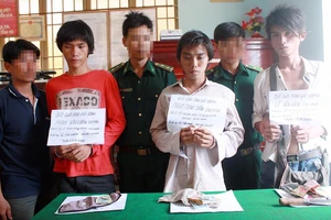 Lực lượng biên phòng tỉnh Bình Phước tạm giữ các đối tượng buôn lậu qua biên giới