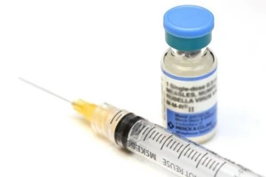 Triển khai tiêm đủ mũi vaccine phòng sởi cho trẻ em