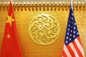 Quốc kỳ của Trung Quốc và Mỹ. Ảnh: REUTERS