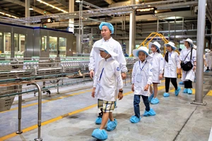 Các em học sinh tham quan trang trại bò sữa Vinamilk Tây Ninh, một trong những trang trại được xây dựng theo chuẩn Global G.A.P (tiêu chuẩn thực hành nông nghiệp tốt toàn cầu) của Vinamilk, là nơi cung cấp nguồn sữa để sản xuất nên những hộp sữa học đường