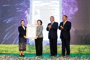 Ban lãnh đạo Công ty Lao-Jagro chính thức nhận giấy chứng nhận đầu tư do Bộ Kế hoạch và Đầu tư Lào cấp