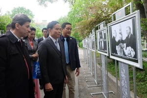 Đồng chí Trần Lưu Quang xem triển lãm về Bác trong khuôn viên Đại học Tổng hợp Quốc gia Saint Petersburg