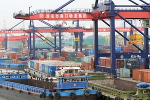 Container hàng hóa ở cảng Huaian, tỉnh Giang Tô, Trung Quốc, ngày 5-5-2019. Ảnh: REUTERS