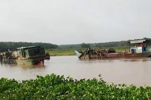 Cát lậu - Những chiếc tàu với vòi bạch tuộc đang chĩa xuống thượng nguồn sông Sài Gòn