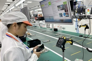 Sản xuất điện thoại di động tại nhà máy Vsmart, sản phẩm “Make in Vietnam”. Ảnh: T.BA