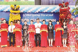 Ông Nguyễn Đức Hiển - PGĐ kiêm Chánh thanh tra giám sát Ngân hàng - NHNN CN tỉnh Quảng Ninh (đứng giữa) cùng đại diện Ban Lãnh đạo SCB cắt băng khai trương