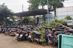 Bãi xe tang vật trong khuôn viên trụ sở UBND xã Đông Thạnh (huyện Hóc Môn)