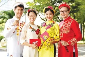 Sinh viên quốc tế tại Trường ĐH Tôn Đức Thắng thích thú với trang phục truyền thống của Việt Nam