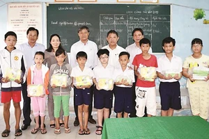 Công ty Xổ số Kiến thiết Đồng Tháp trao 2.000 quyển tập tặng học sinh nghèo trước mùa tựu trường