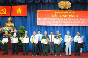 Đồng chí Nguyễn Hữu Hiệp, Trưởng ban Dân vận Thành ủy TPHCM dự và trao Huy hiệu Đảng đợt 2-9 cho 320 đảng viên tại quận Gò Vấp. Ảnh: CTTĐTGV