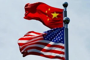 Cờ Trung Quốc và Mỹ tung bay gần Bund, trước khi phái đoàn thương mại Hoa Kỳ gặp gỡ các đối tác Trung Quốc để đàm phán tại Thượng Hải, Trung Quốc, ngày 30-7-2019. Ảnh: REUTER