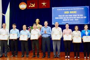 Phó Chủ tịch Thường trực Ủy ban MTTQ Việt Nam TPHCM Nguyễn Thành Trung tặng Bằng khen cho các tập thể. Ảnh: hcmcpv