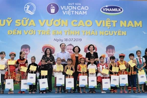 ​ Trong suốt chặng đường 12 năm, Quỹ sữa Vươn Cao Việt Nam và Vinamilk đã trao tặng hơn 35 triệu ly sữa với tổng giá trị 150 tỷ đồng cho gần 441.000 trẻ em khó khăn trên khắp Việt Nam.