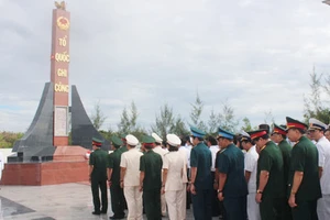 Dâng hương tưởng niệm liệt sĩ tù chính trị tại Cam Ranh