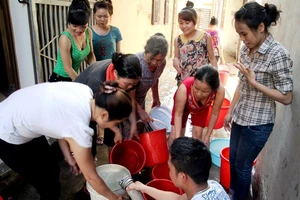 Sự cố nước sông Đà nhiễm hóa chất đã khiến cuộc sống người dân ở Hà Nội đảo lộn