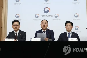 Bộ trưởng Tài chính Hàn Quốc Hong Nam-ki phát biểu tại cuộc họp báo tại Bộ Ngoại giao ở trung tâm Seoul, ngày 25-10-2019. Ảnh: YONHAP